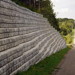 Steinmauer an Straße